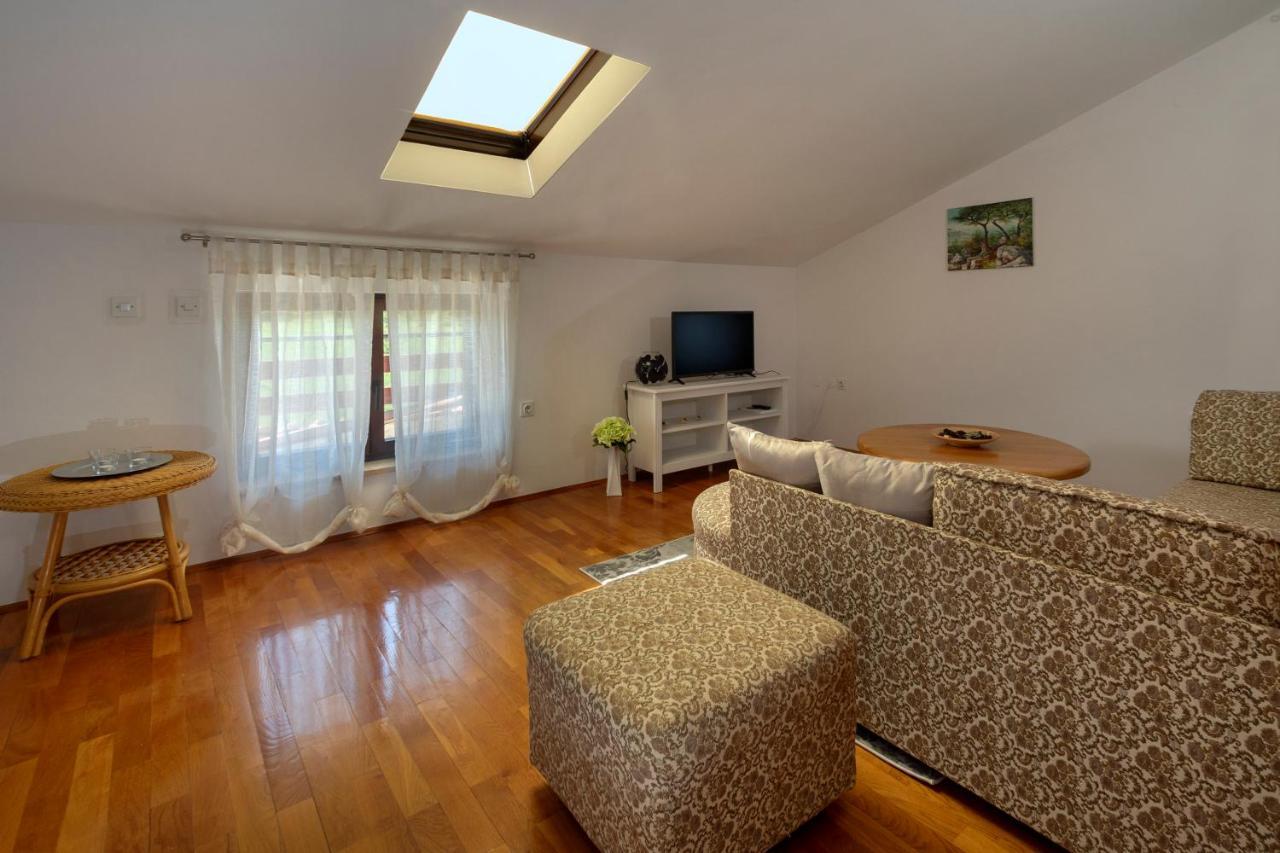 App Fiorela Porec Esterno foto